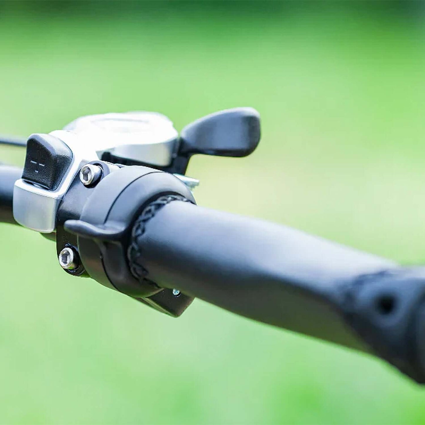 Close-up of the handlebars and gear shifter of the Emojo Bison PRO electric trike.